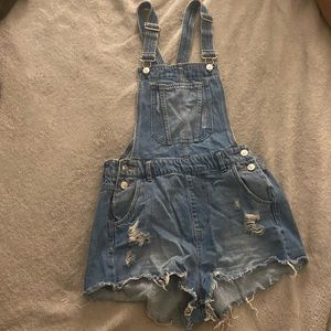 Distressed light wash short overalls!